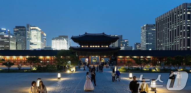 경복궁 야간 관람이 시작된 8일 오후 서울 경복궁을 찾은 시민들이 궐내를 둘러보고 있다. 2025.5.8/뉴스1 ⓒ News1 이승배 기자