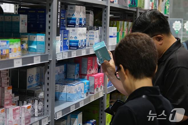 10일 경기 성남시 수정구 메가팩토리 약국에서 손님들이 진열대의 상품을 고르고 있다. 2025.7.10/뉴스1 ⓒ News1 이정환 기자