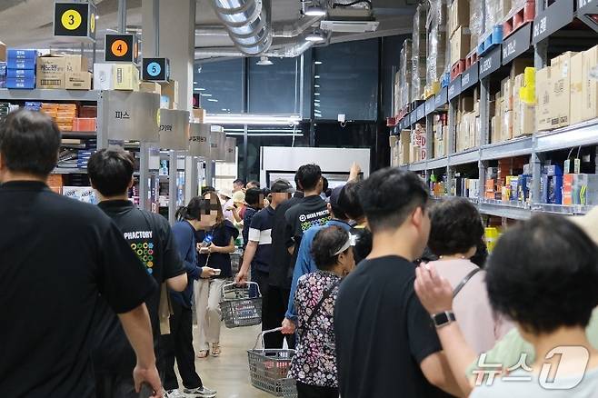 10일 경기 성남시 수정구 메가팩토리 약국에서 손님들의 계산 대기줄이 늘어서 있다. 2025.7.10/뉴스1 ⓒ News1 이정환 기자