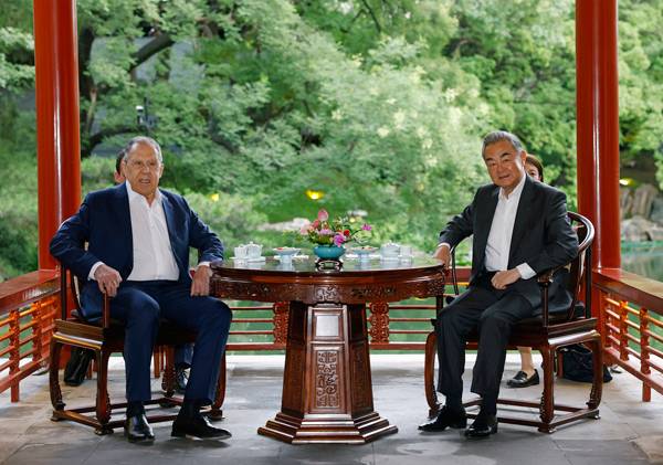 왕이(오른쪽) 중국 외교부장과 세르게이 라브로프 러시아 외무장관.(중국 외교부 홈페이지)