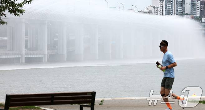 서울 전역에 폭염주의보가 발령된 30일 오후 서울 서초구 반포한강공원에서 시민들이 반포대교 달빛무지개분수를 바라보며 산책을 하고 있다. (특정 기사 내용과는 무관한 자료사진) 2025.6.30/뉴스1 ⓒ News1 이동해 기자