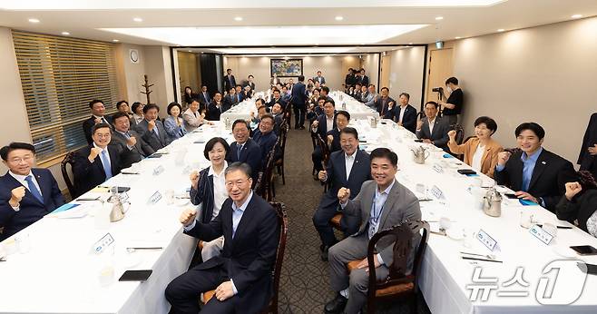 14일 오후 여의도에서 열린 경기도 민주당 국회의원. 원외위원장 정책간담회에서 김동연 경기도지사, 이학영 국회부의장, 김승원 더불어민주당 경기도당 위원장, 경기도 민주당 국회의원. 원외위원장 등이 기념촬영을 하고 있다.(경기도 제공. 재판매 및 DB금지)