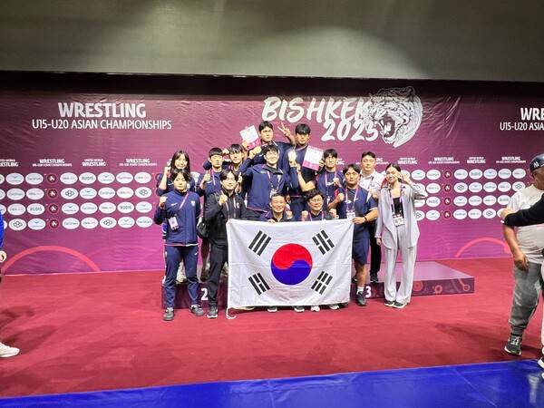 키르기스스탄 비슈케크에서 열리고 있는 2025 U20 아시아레슬링선수권대회에 출전한 한국 U20 대표팀 선수단. /사진=대한레슬링협회