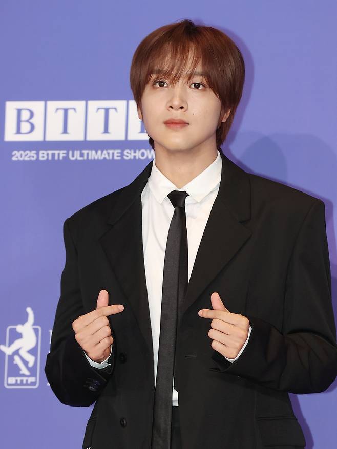 손가락으로 하트 만드는 해찬
(서울=연합뉴스) 이재희 기자 = 그룹 엔시티 드림(NCT DREAM)의 해찬이 14일 서울 송파구 롯데시네마 월드타워점에서 열린 다섯 번째 앨범 '고 백 투 더 퓨쳐' 제작 발표회에 참석, 포즈를 취하고 있다. 2025.7.14
scape@yna.co.kr
(끝)
<저작권자(c) 연합뉴스, 무단 전재-재배포, AI 학습 및 활용 금지>