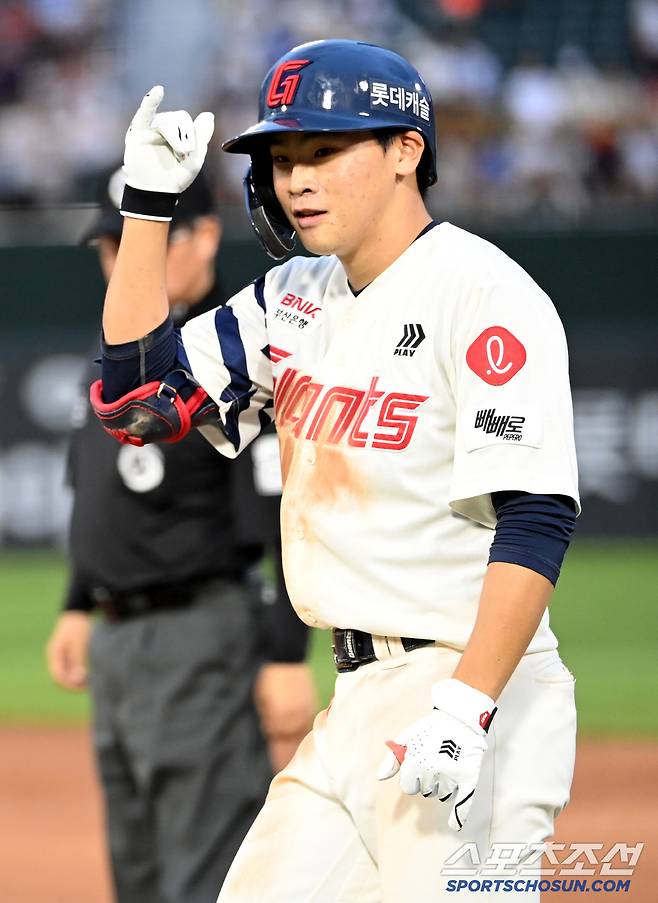 9일 부산 사직야구장에서 열린 두산과 롯데의 경기,2회말 1사 1,2루 박찬형이 행운의 1타점 내야안타로 타점을 올리며 기뻐하고 있다. 부산=허상욱 기자wook@sportschosun.com/2025.07.09/