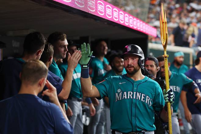 시애틀 칼 롤리가 지난 12일(한국시각) 디트로이트전에서 8회 홈런을 터뜨리고 들어와 삼지창을 들고 동료들과 하이파이브를 하고 있다. AFP연합뉴스