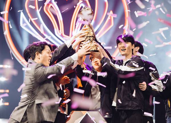 2025 MSI 우승컵을 들어올리는 젠지 선수단. ⓒRiot games
