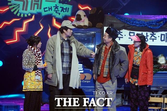 김학래 이미 오래전에 도박과 결별하고, 이후로는 방송활동과 가정에만 충실했다. 이는 부끄러운 과거를 딛고 예능인으로 새롭게 거듭나는 계기가 됐다. 사진(아래)은 김학래 임미숙 부부가 최양락 팽현숙 부부와 나란히 출연한 개그프로그램 장면. 사진 위는 '1호가'에 함께 출연중인 최양락 이봉원 박준형(왼쪽부터). /더팩트 DB