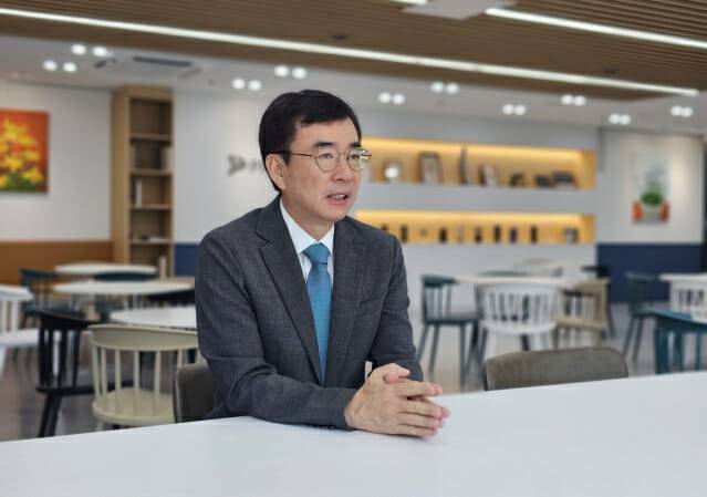 조영철 파이오링크 대표가 지디넷코리아와 인터뷰를 하고 있다. 조 대표는 한국의 시스코가 되고 싶다고 했다.