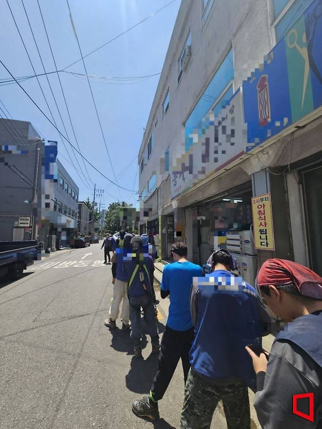 지난 10일 서울 은평구의 한 건설 현장에서 일한 인부들이 점심 시간을 맞아 식당에서 기다리고 있다. 박승욱 기자