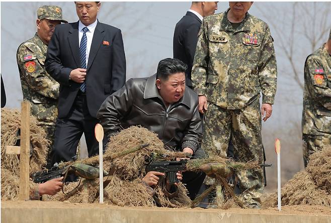 북한 노동당 기관지 노동신문은 지난 4월 5일 "김정은 동지께서 4월 4일 조선인민군 특수작전부대들의 훈련기지를 방문하시고 종합훈련을 지도했다"라고 보도했다. 이날 김 총비서는 특수작전능력을 고도화하기 위한 일련의 중대 조치들을 취할 데에 대한 중요 과업을 지시했다. /노동신문 뉴스1