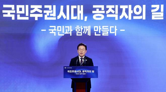 이재명 대통령이 14일 충북 진천 국가공무원인재개발원에서 5급 신임관리자과정 교육생에게 특강을 하고 있다./뉴시스