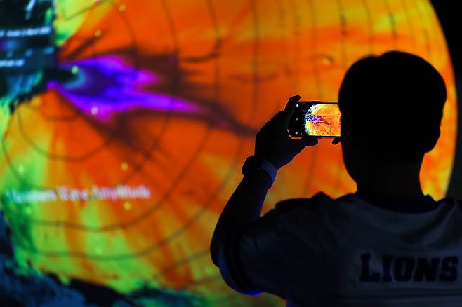 지난 4일 대구 달성군 국립대구과학관에서 한 관람객이 2011년 동일본대지진 여파를 나타내는 SOS시스템을 살펴보고 있다./연합뉴스