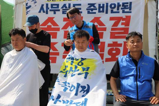 국가공무원노조 해수부지부가 정부의 일방적인 해수부 이전 추진을 문제 삼으며 지난 9일 국회에서 삭발식과 함께 단식 투쟁에 돌입했다. 노조 제공