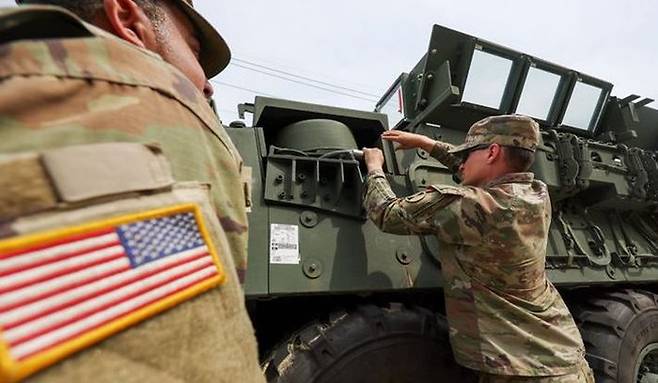 지난달 13일 경기 동두천시 캠프케이시에서 새로운 부대와 교대해 본국으로 귀환하는 주한미군 제2보병사단 제1스트라이커여단 장병들이 스트라이커 장갑차를 수송 전 최종점검하고 있다. ⓒ 뉴시스