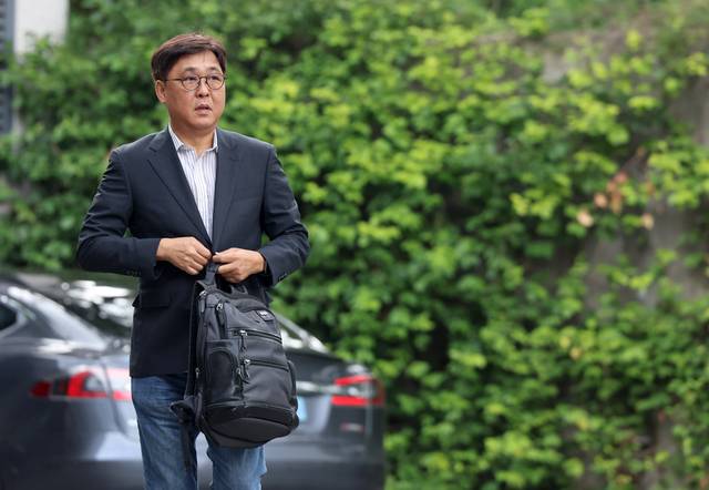 최휘영 문화체육관광부 장관 후보자가 14일 서울 종로구 국립현대미술관 서울관에 마련된 인사청문회 준비 사무실로 첫 출근하고 있다. 문체부 제공