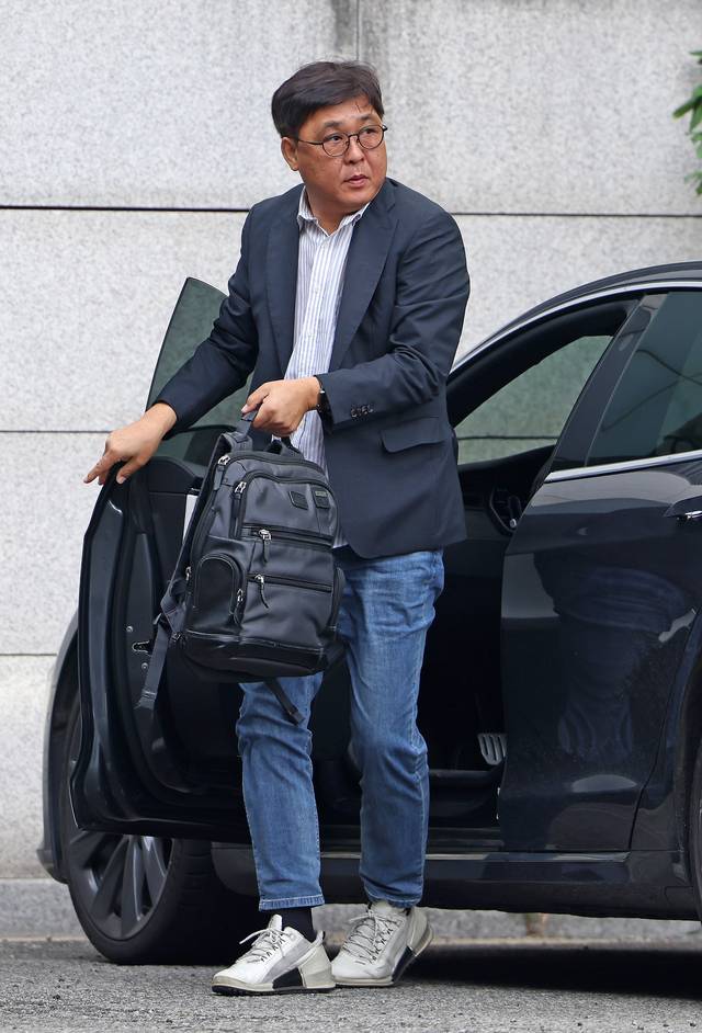 최휘영 문화체육관광부 장관 후보자가 14일 서울 종로구 국립현대미술관 서울관에 마련된 인사청문회 준비 사무실로 첫 출근하고 있다. 문체부 제공