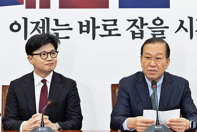 지난 4월10일 국회 본청 국민의힘 대표회의실에서 권영세(오른쪽) 당시 국민의힘 비상대책위원장과 제21대 대선 출마를 결심한 한동훈(왼쪽) 전 당대표가 비공개 면담에 앞서 공개발언을 하고 있다.<국민의힘 홈페이지 사진 갈무리>