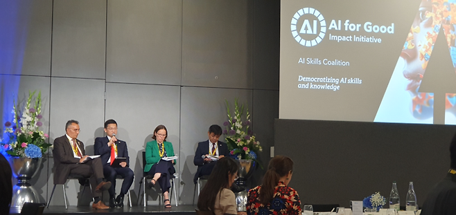 ITU 전기통신표준화국 빌렐 자무시 부국장(맨 좌측), 한국과학창의재단 정우성 이사장(좌측에서 두 번째), 영국 제니 베이츠 외교국제개발부 국장, 일본 타쿠오 이마가와 총무성 총무심의관(맨 우측)이 패널 토론을 하고 있다.