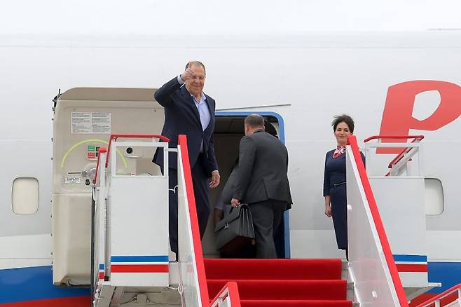 세르게이 라브로프 러시아 외무장관이 2박 3일간의 북한 방문을 마치고 13일 원산갈마비행장에서 출국하고 있다. 평양노동신문뉴스1