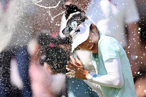 2025년 미국여자프로골프(LPGA) 투어 메이저 골프대회 아문디 에비앙 챔피언십 연장전에서 지노 티띠꾼을 꺾고 우승을 차지한 교포 선수 그레이스 김(호주)이 우승 축하를 받는 모습이다. 사진제공=MILLEREAU Philippe_아문디 에비앙 챔피언십 2025