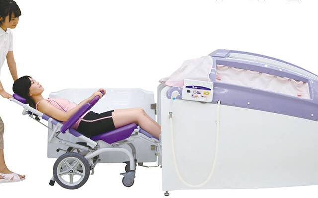 첨단 기술이 도입된 목욕장비. 독자적인 미스트 샤워와 돔 구조에 의해, 신체의 노출을 줄여 입욕자의 사생활을 보호한다. 솜포케어 제공