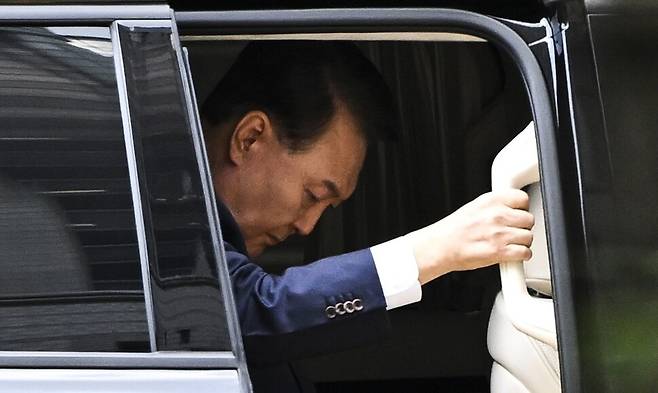 12·3 비상계엄과 관련해 특검의 수사를 받는 윤석열 전 대통령이 9일 영장실질심사에 출석하기 위해 서울 서초구 서울중앙지법에 도착해 차에서 내리고 있다. 사진공동취재단