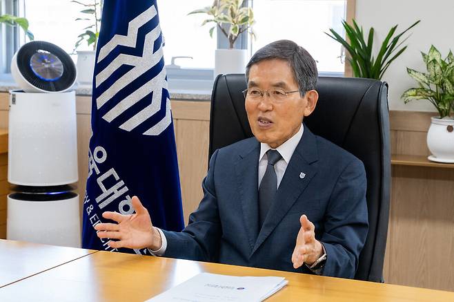 유길상 한국기술교육대학교 총장이 지난 9일 취임 2주년을 맞아 한겨레신문과의 인터뷰를 하고 있다. 유 총장은 “구성원과 함께 하는 지속가능한 경영혁신을 통해 한국기술교육대가 ‘좋은 대학’을 넘어서 ‘위대한 대학’으로 도약하도록 최선을 다하겠다”고 밝혔다. 한국기술교육대학교 제공
