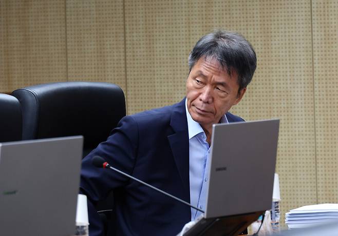 14일 오후 인권위 제14차 인권위가 시작되기 직전 김용원 상임위원 겸 군인권보호관이 자리에 앉아있다. 류우종 선임기자 wjryu@hani.co.kr