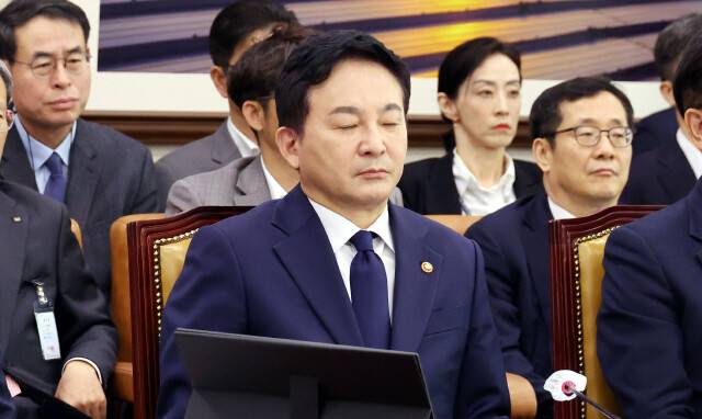 원희룡 전 국토교통부 장관이 2023년 4월20일 국회에서 열린 국토교통위원회 전체회의에서 눈을 감고 있다.김경호 선임기자 jijae@hani.co.kr