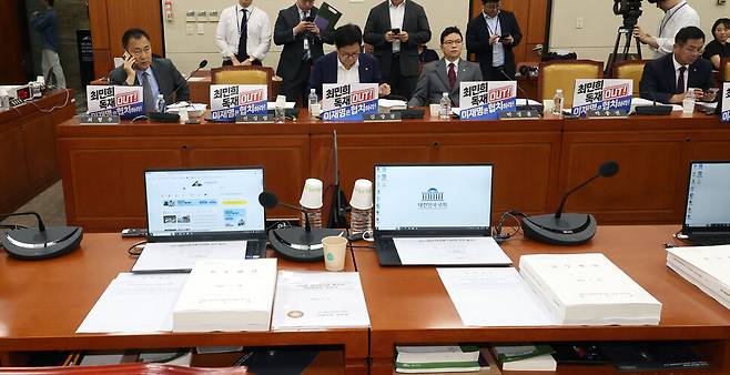 14일 서울 여의도 국회 과학기술정보방송통신위원회 전체 회의에서 노트북에 국민의힘 의원들이 붙인 방송3법 통과에 항의하는 인쇄물로 인해 인사청문회가 파행되고 있다. 김경호 선임기자 jijae@hani.co.kr