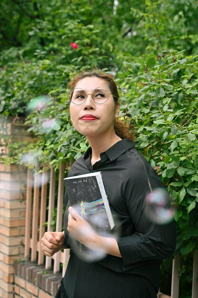 후천성 전맹 시각장애인인 조승리 작가는 "사람들은 희망과 용기를 품고 살면서 무언가 극복해 나가는 장애인의 모습을 보고 싶어 하는 것 같다"며 "이런 선입견을 깨는 내 이야기에 불편하다는 독자들도 있었다"고 말했다. 정다빈 기자