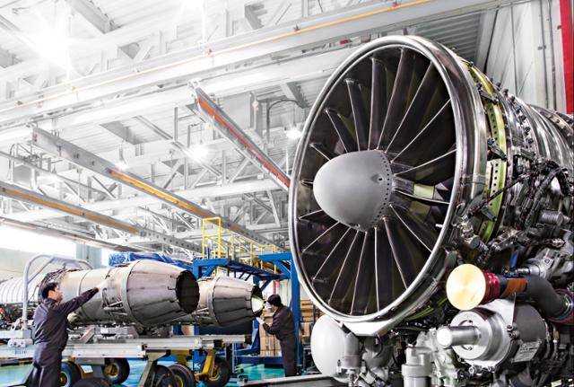 경남 창원에 있는 한화에어로스페이스 창원1사업장에서 2019년 5월 엔지니어들이 항공기 엔진을 점검하고 있다. 한화에어로 제공