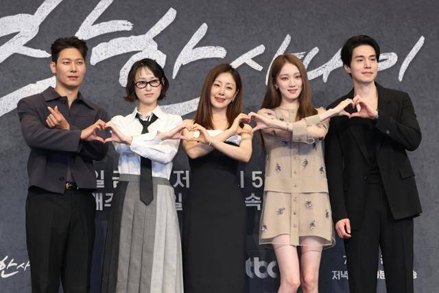 14일 서울 구로구 더링크 호텔에서 열린 JTBC 새 금요시리즈 '착한 사나이' 제작발표회에서 배우들이 포즈를 취하고 있다. 연합뉴스