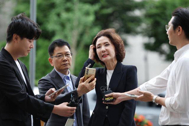이진숙(왼쪽 세 번째) 사회부총리 겸 교육부 장관 후보자가 지난달 30일 서울 여의도 한국교육시설안전원에 마련된 인사청문회 준비 사무실로 출근하며 취재진 질문에 답하고 있다. 뉴시스