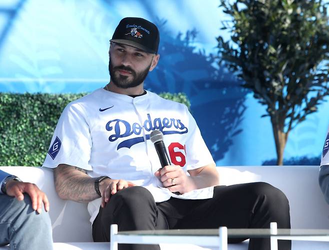 <yonhap photo-3038=""> LOS ANGELES, CALIFORNIA - FEBRUARY 01: Tanner Scott onstage at DodgerFest 2025 at Dodger Stadium on February 01, 2025 in Los Angeles, California. Cassidy Sparrow/Getty Images/AFP (Photo by Cassidy Sparrow / GETTY IMAGES NORTH AMERICA / Getty Images via AFP)/2025-02-02 12:05:28/ <저작권자 ⓒ 1980-2025 ㈜연합뉴스. 무단 전재 재배포 금지, AI 학습 및 활용 금지></yonhap>