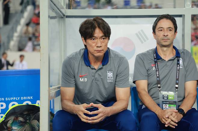 <yonhap photo-4390=""> 동아시안컵 첫 경기 앞둔 홍명보 감독 (용인=연합뉴스) 신현우 기자 = 7일 경기도 용인미르스타디움에서 열린 2025년 동아시아축구연맹(EAFF) E-1 챔피언십(동아시안컵) 남자부 한국과 중국의 경기. 한국 홍명보 감독이 경기 시작을 기다리고 있다. 2025.7.7 nowwego@yna.co.kr/2025-07-07 21:07:08/ <저작권자 ⓒ 1980-2025 ㈜연합뉴스. 무단 전재 재배포 금지, AI 학습 및 활용 금지></yonhap>