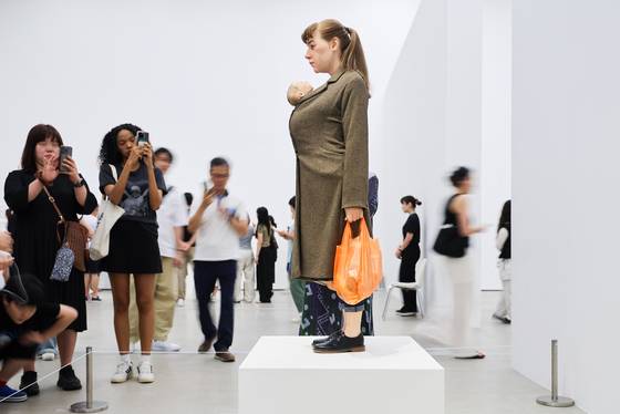 론 뮤익 작품은 재현된 인물들의 오묘한 표정으로 완성된다. 사람들은 작품을 더 가까이 보려는듯 휴대폰 카메라를 가져다 대거나, 고개를 뻗어 관찰하기도 했다. 우상조 기자