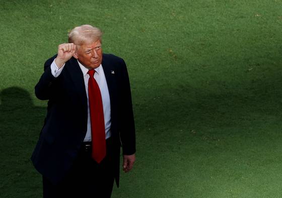 도널드 트럼프 미국 대통령이 13일(현지시간) 뉴저지주 메트라이프 스타디움에서 열린 피파 클럽월드컵 경기에 참석해 관중을 향해 오른 주먹을 치켜들고 있다. 연합뉴스