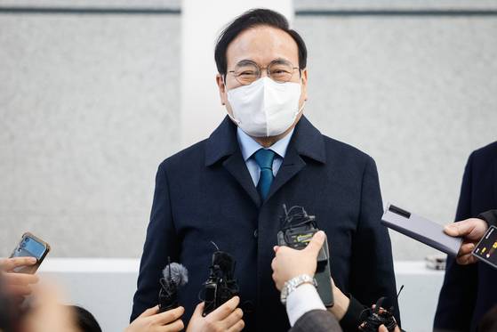 지난 1월 21일 전주지방법원 1층 로비에서 지방교육자치에 관한 법률 위반 혐의로 기소돼 항소심에서 당선 무효에 해당하는 벌금 500만원을 선고받은 서거석 전북교육감이 취재진에게 "재판부 판단을 받아들일 수 없다"며 "상고해 실체적 진실을 밝히겠다"고 밝히고 있다. 최기웅 기자