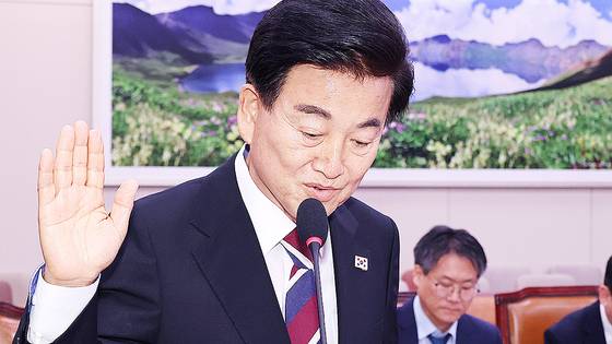 정동영 통일부 장관 후보자가 14일 국회 외교통일위원회에서 열린 인사청문회에 출석해 선서하고 있다. 연합뉴스