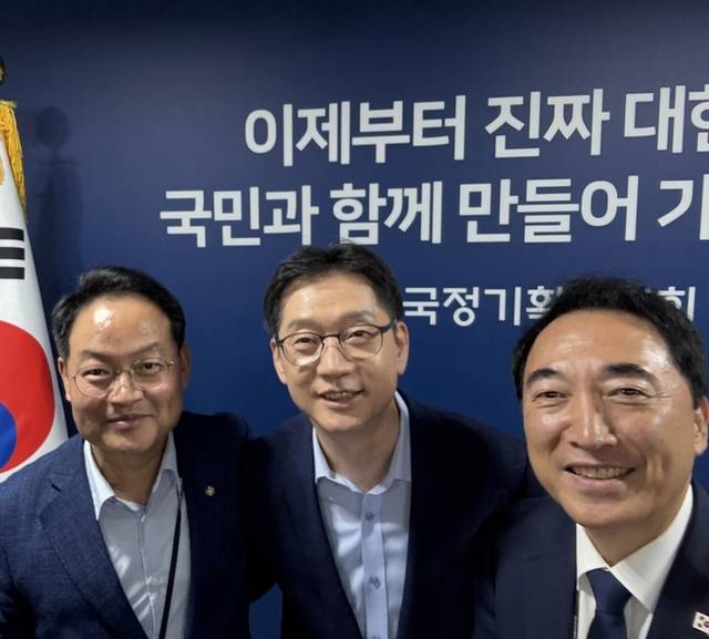 ▲ 더불어민주당 허영(춘천·철원·화천·양구 갑) 국회의원은 14일 김경수 지방시대위원장, 박수현 국정기획위원회 국가균형성장특별위원회 위원장을 만나 강원과 춘천지역 현안의 국정과제 반영을 건의했다.