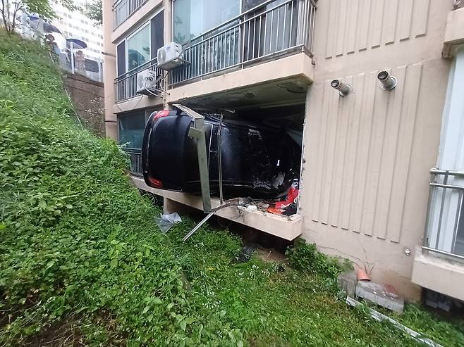 아파트 외벽을 뚫고 가정집으로 돌진한 차량. /사진=연합뉴스 (천안동남소방서 제공)