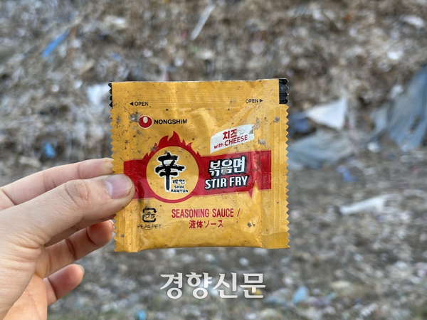 25일(현지시간) 인도네시아 도시 말랑의 제지 공장 인근 마을을 뒤덮은 플라스틱 쓰레기 속에서 기자가 ‘신라면 볶음면 치즈맛’ 스프를 발견했다. 신라면 볶음면 치즈맛은 농심이 일본에서만 파는 제품이다. 오경민 기자