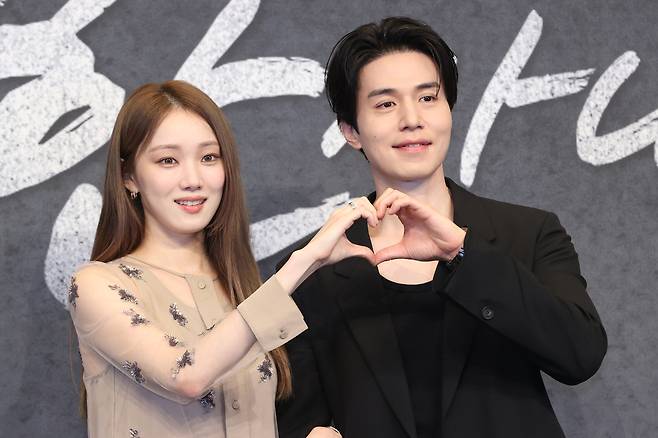 Lee Sung-kyung (left) and Lee Dong-wook pose for a photo during a press conference held in Guro-gu, Seoul, Monday. (Yonhap)