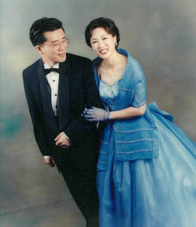 김향숙(오른쪽) 대표가 2003년 송길원 대표와 함께 앙코르 웨딩을 하는 모습. 김 대표 제공