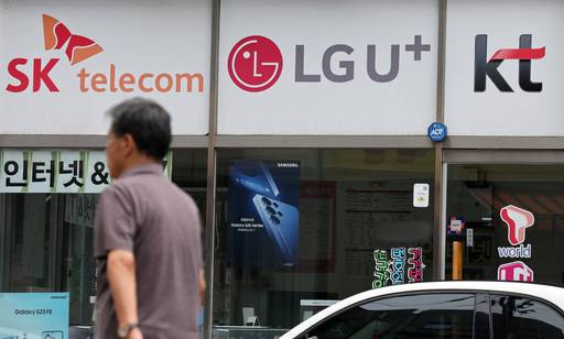 13일 서울 서대문구의 한 휴대전화 판매점에 이동통신 3사 로고가 붙어 있다. 뉴시스