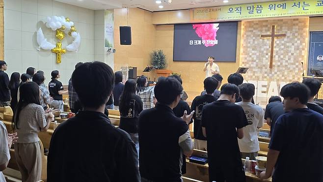 김신 찬양 사역자가 찬양과 함께 간증을 나누고 있다.