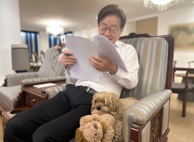 이재명 대통령이 한남동 관저 소파에 놓인 '애착인형' 위에 누운 반려견 '바비' 곁에서 서류를 읽고 있다. 이 대통령 인스타그램 캡처