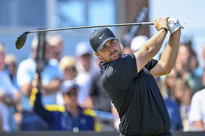 제네시스 스코티시 오픈 챔피언 크리스 고터럽이 티샷한 뒤 공을 바라보고 있다. AP 연합뉴스